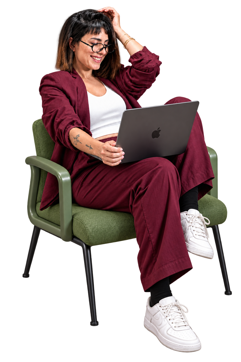 Micaela, diseñadora de interiores, trabajando con su computadora